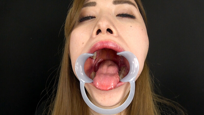 唾液滴る肉厚舌で挑発する淫乱美女