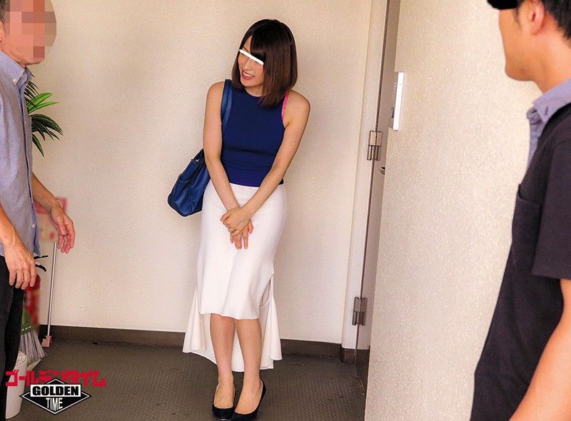 ボクの家のドアの前でキレイなお隣さんがまさかの大量お漏らし！？気まずい雰囲気だけど、鍵がないと言うので仕方なくボクの部屋に…！とりあえず着替えを貸そうとしたら、濡れたスカートがピッタリと貼りついた太ももとお尻が超エロくて…思わずフル勃起！しかも、すぐに…