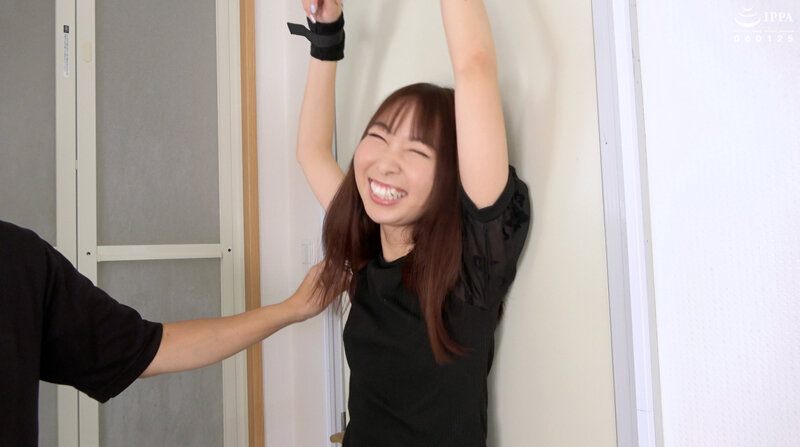 「綺麗なお姉さんを立ち拘束脇くすぐりからの乳首くすぐり責め!」堂本未來 1