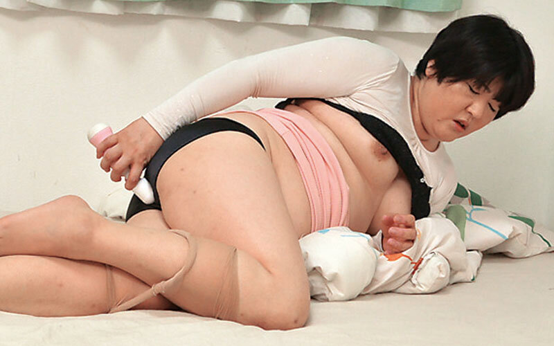 母が息子の部屋でモヤモヤして悶絶絶頂オナニー