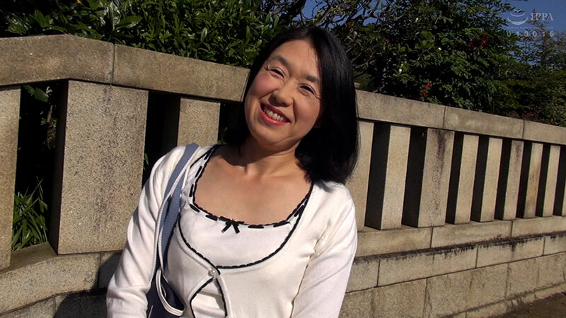 満面の笑みでインタビューを受ける熟女さんの初撮りAV出演!ムラムラした気持ちが抑えきれずに昇天SEX!