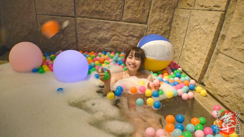 ムッツリ本屋店員性開放、ちひろちゃんに革命を。美肌乳尻＋パイパンマ●コ！痴●されたガール！？感度抜群の隠れスケベ女子！窓際で恍惚潮噴射！ソファで中出しお風呂で顔射。シャワー中にもお構いなしのパコりまくりwww【しろうと変態革命10人目】 宮沢ちはる