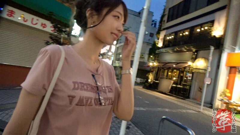 人生初の前戯にグショ濡れ！ゆなちゃんに革命を。圧倒的美尻＆美乳なスレンダー美女！ベロチューだけで身体をビクつかせ、マン汁ダラダラwシックスナインでW責め！！たっぷり前戯からのガン突きピストンで喘ぎ狂う！挿入だけのセックスにさようなら。【しろうと… 木下ひまり