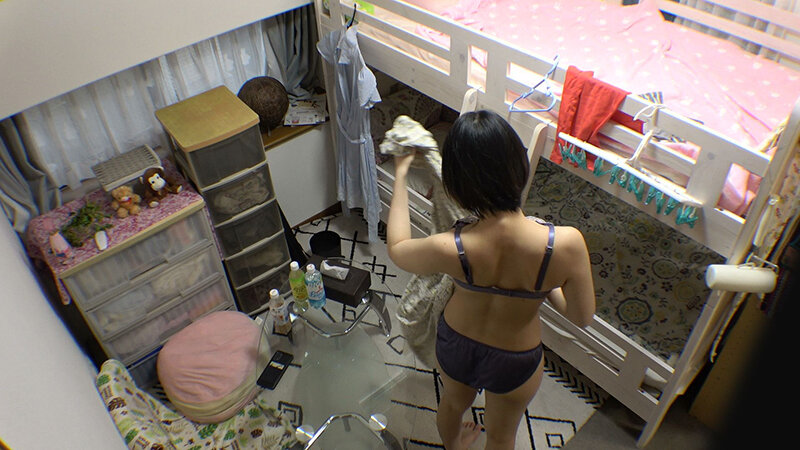 女子大学生寮の日常をこっそり覗く 無防備オナニー