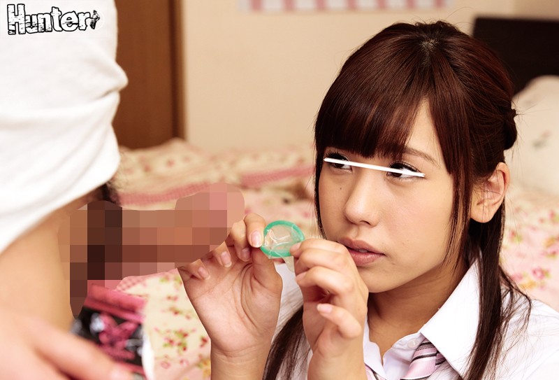 結局生挿入！生中出し！生を卒業したいヤリマン女子校に通う妹が「コンドームの付け方を教えて欲しい」と、とんでもないお願いをしてきた！「コンドームを付ける練習したいから勃起させてあげる」と言い手コキを始める妹！妹で勃起するわけないと思ったら一瞬でフル勃起！