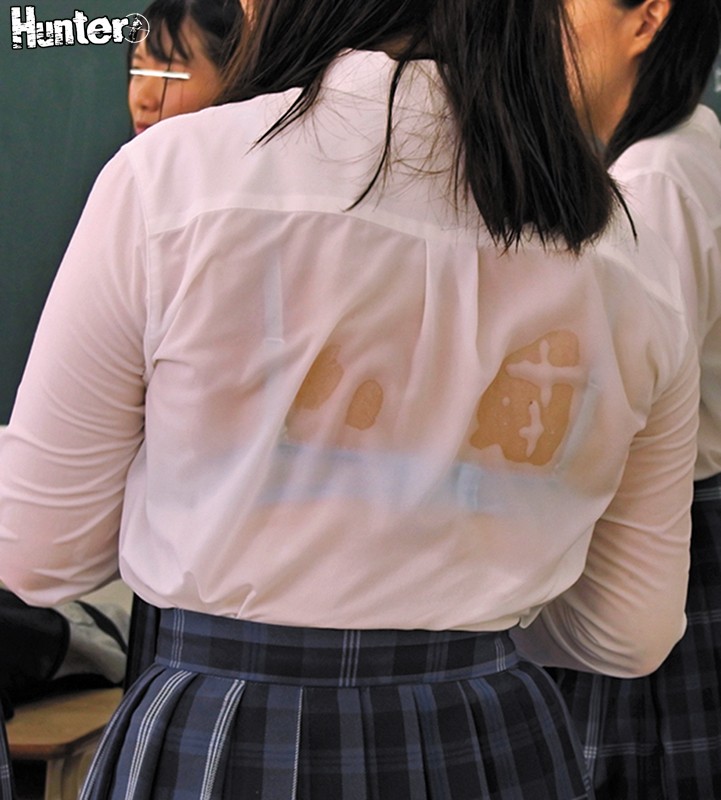教室内のブラ透け度200％で目のやり場に困る！登校中のゲリラ豪雨でズブ濡れになった女子たちはみんなブラ透け透け状態！その中に男はボク1人…