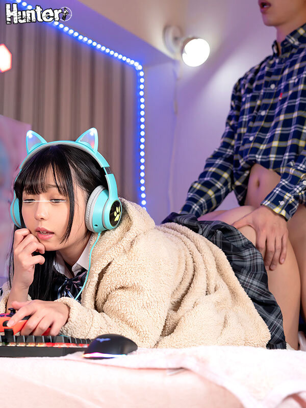 お尻を突き出しサイレントおねだり!ゲームに夢中でボクの話を無視するゲーマー妹。頭にきて妹のチクビを触ったけど無視!でも実は感じていたらしく…