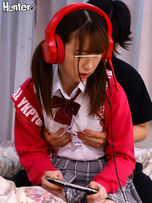 お尻を突き出しサイレントおねだり!ゲームに夢中でボクの話を無視するゲーマー妹。頭にきて妹のチクビを触ったけど無視!でも実は感じていたらしく…