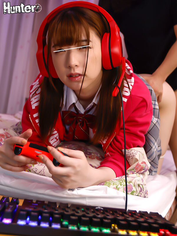 お尻を突き出しサイレントおねだり!ゲームに夢中でボクの話を無視するゲーマー妹。頭にきて妹のチクビを触ったけど無視!でも実は感じていたらしく…