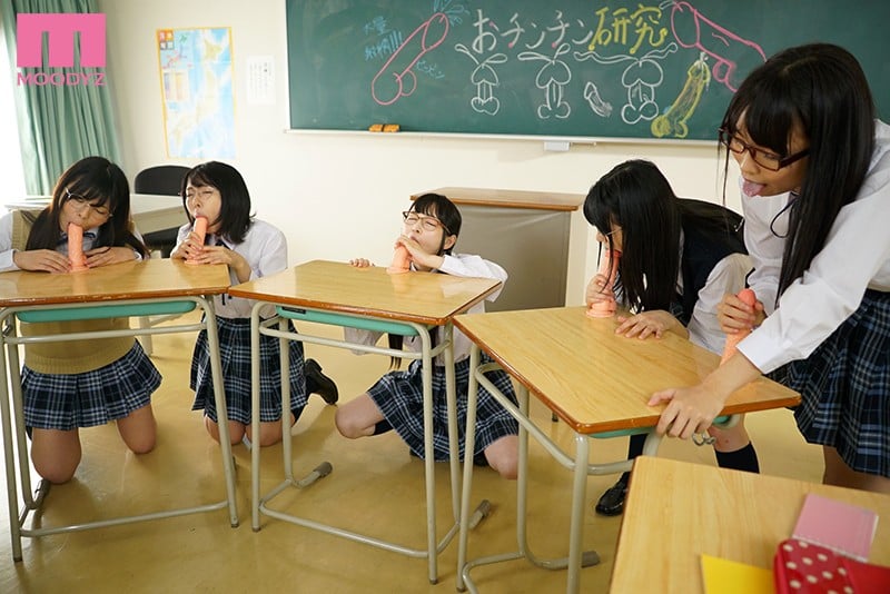 文系女子がレズり合ってSEXを描くエロ漫画研究部