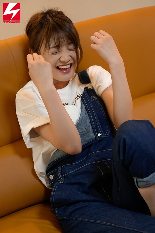 オンライン飲み会で出会った高円寺の人気店で働くナチュラル可愛いカフェ店員さん 巨根チ○ポで連続中イキAVデビュー！！