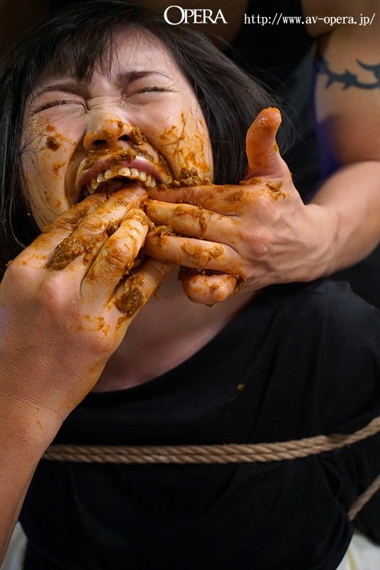 糞喰らい少女 ～糞尿まみれ食糞地獄～ 衣織