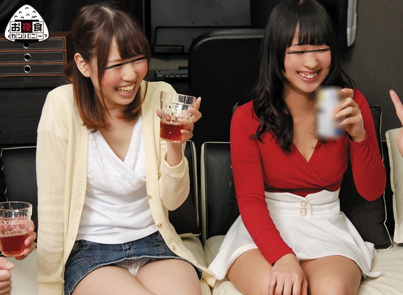 サークル飲み会で乱交しちゃった映像を勝手にAV化！サークル飲みで終電を逃した酔っぱらった女子たちがイケメンの提案で駅の近くにあるボクの家にやってきた！みんな酔っ払っているから軽いボディタッチやパンチラ＆胸チラは当たり前！！かなりハードルは低くなってるから…