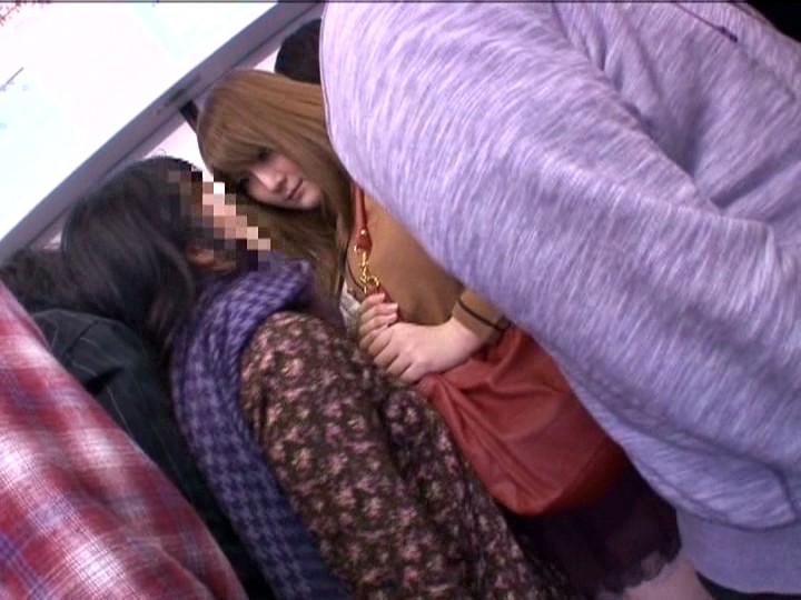 満員電車で巨乳すぎて胸が密着してしまう女は痴●されても拒めない 4