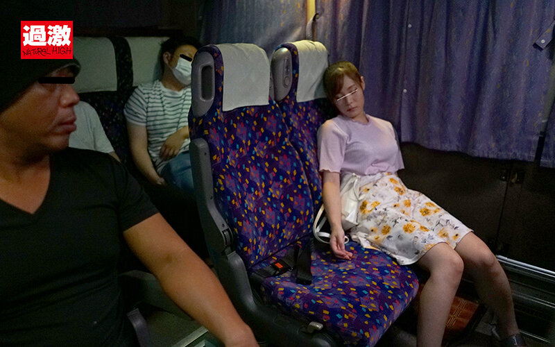 夜行バスで声も出せずイカされた隙に生ハメされた女はスローピストンの痺れる快感に理性を失い中出しも拒めない10 花柄スカート巨乳JD