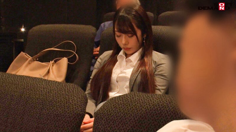 映画館のレイトショーでうたた寝する【残業で終電を逃したOL】を拘束してブランケットの中のねっとり粘着手淫でサイレント失禁イキさせる