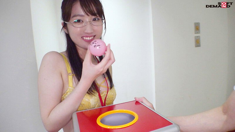 業務中の真剣な表情とのギャップ必見! ユーザー様のギン勃ちペニスにうっとり赤面! SOD女子社員 ハダカになるより恥ずかしい脱ぎキャンBOX野球拳 総務部1年目 斉藤月乃