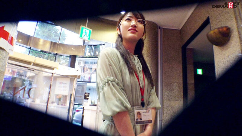 業務中の真剣な表情とのギャップ必見! ユーザー様のギン勃ちペニスにうっとり赤面! SOD女子社員 ハダカになるより恥ずかしい脱ぎキャンBOX野球拳 総務部1年目 斉藤月乃