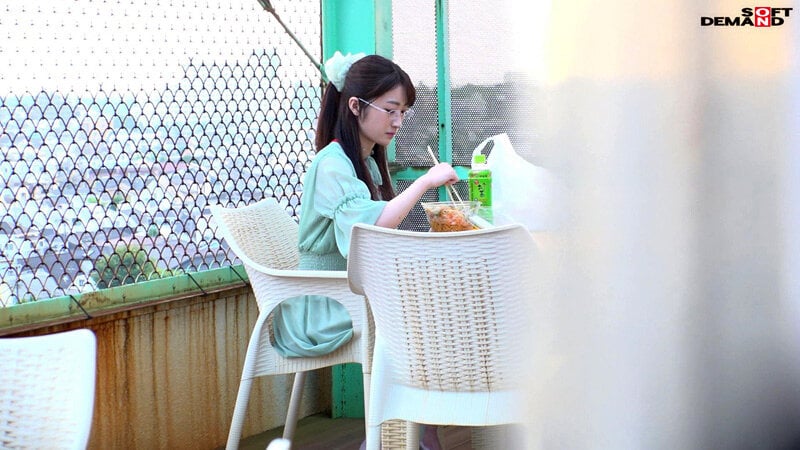 業務中の真剣な表情とのギャップ必見! ユーザー様のギン勃ちペニスにうっとり赤面! SOD女子社員 ハダカになるより恥ずかしい脱ぎキャンBOX野球拳 総務部1年目 斉藤月乃