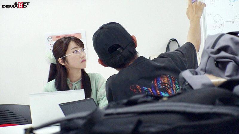 業務中の真剣な表情とのギャップ必見! ユーザー様のギン勃ちペニスにうっとり赤面! SOD女子社員 ハダカになるより恥ずかしい脱ぎキャンBOX野球拳 総務部1年目 斉藤月乃