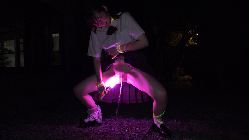 放尿露出 露出した場所に記録を残すお漏らしマーキングデート めい（25）