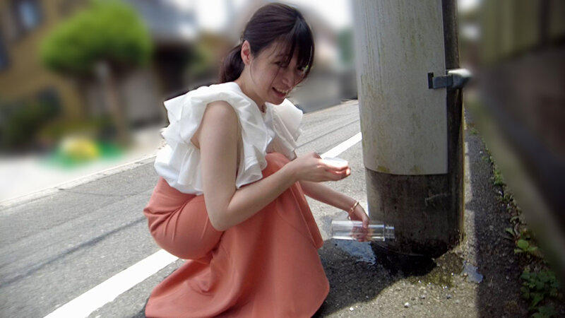 放尿露出 露出した場所に記録を残すお漏らしマーキングデート めい（25）