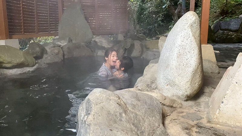 長舌レズ露出 ベロを絡ませ唾液だらだら接吻デート