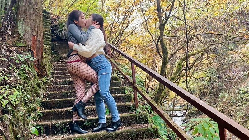 長舌レズ露出 ベロを絡ませ唾液だらだら接吻デート