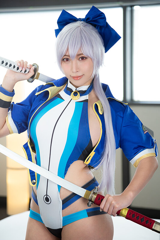 人気急上昇！予約困難な色白Eカップの個撮レイヤーみくるちゃん。すけべポーズでグチョ濡れオマ○コにおじさんチ○ポずっぽしでナマ中出し撮影会開催！