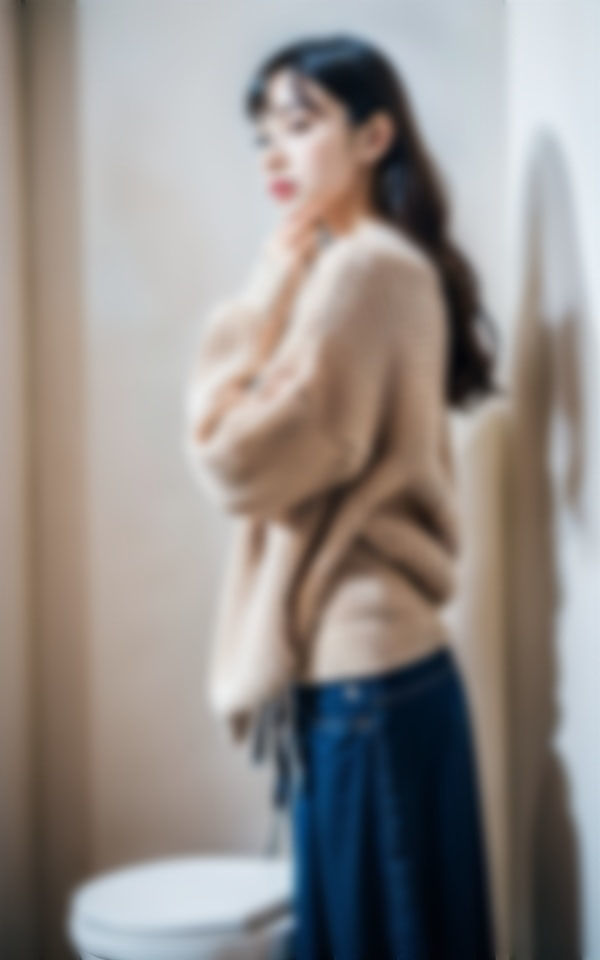 【盗撮】親戚の若妻をのぞき・・・普段しゃべらない親戚の美人妻のトイレを盗撮