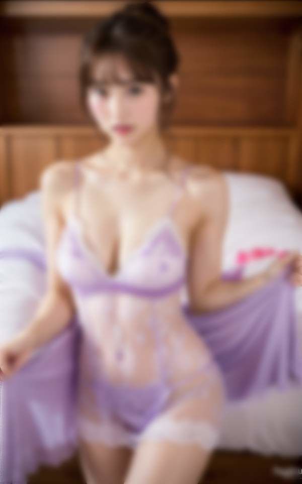 アニメから飛び出した！？リアル姫のえっちな姿 スケスケネグリジェ