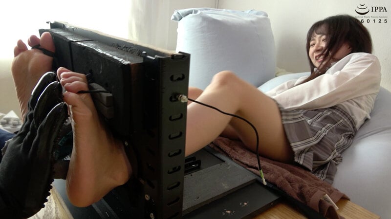 「唯一最初から大笑いする弱点の足裏を足枷で拘束して集中攻撃!」わかしラボVol.030-3 Nana