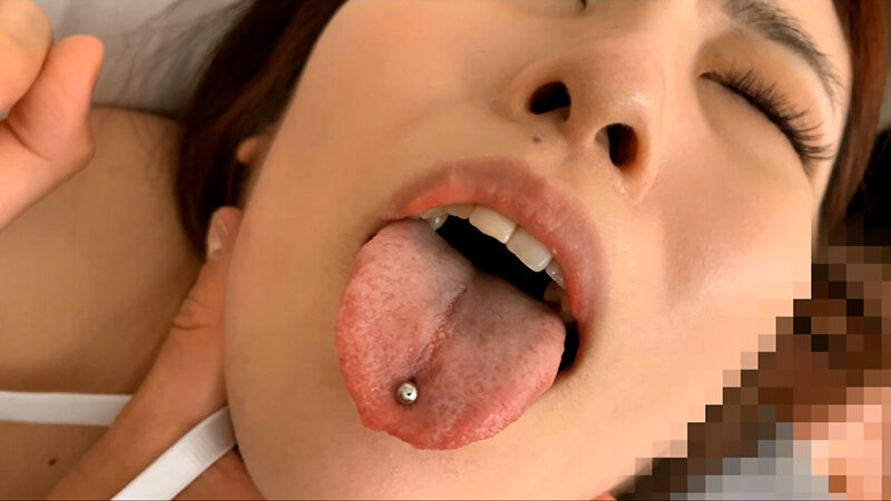 痴●電車#044 舌ピが似合うイケてる美人