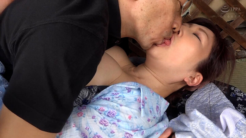 地方で畑仕事中にAV撮影！？突撃訪問でやってきた撮影隊はそのまま野外でハメ撮りスタート！