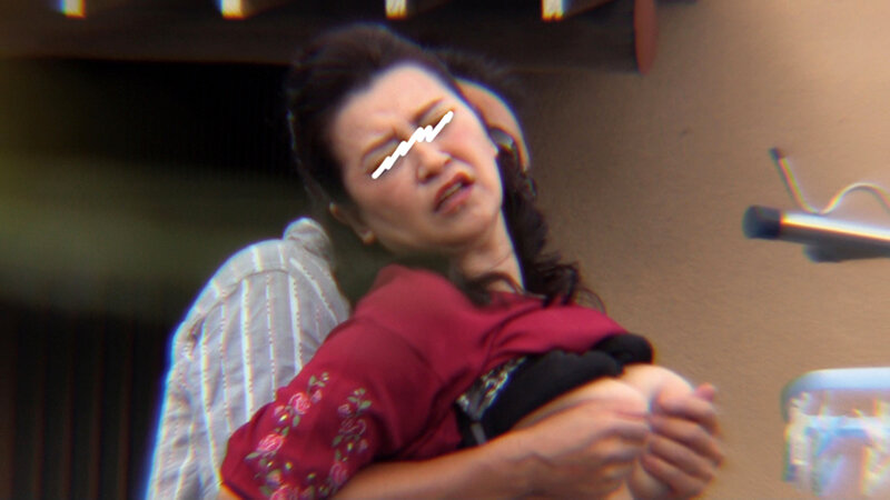 平和な日常生活の中で悪戯レ〇プされる人妻熟女