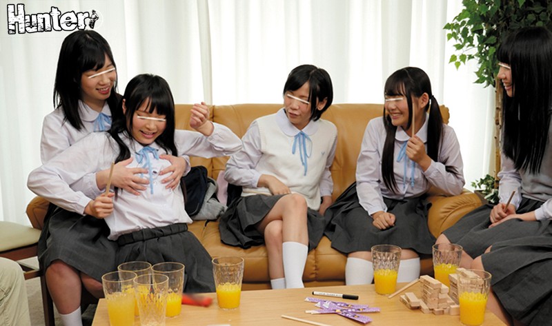 娘のうぶな同級生たちと父親1人で初めての王様ゲーム！学校帰りで我が家に集まった娘の同級生たち。どこから聞いてきたのかみんなで王様ゲームをしている！ さすがに命令はカワイイものだったのだが、大人の私に本格的な王様ゲームを教わりたいと言うので…