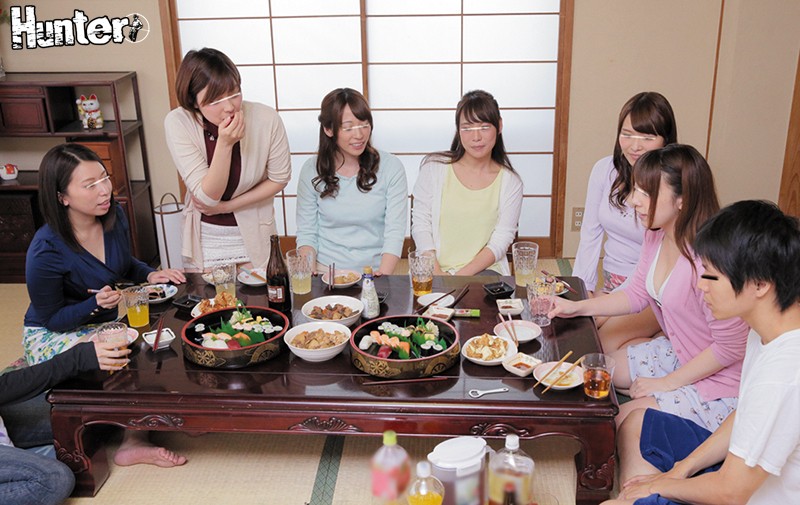 久し振りに実家に戻ってきた都会暮らしの叔母たちがセクシーすぎてヤバい！2 胸の谷間やパンチラ程度でいとも簡単に勃起するボクを子供扱いするのかと思いきや、元気すぎる下半身に興味津々の叔母たち！勃起に気づくと代わる代わるボクのチ○ポを試しハメしてくるんです…