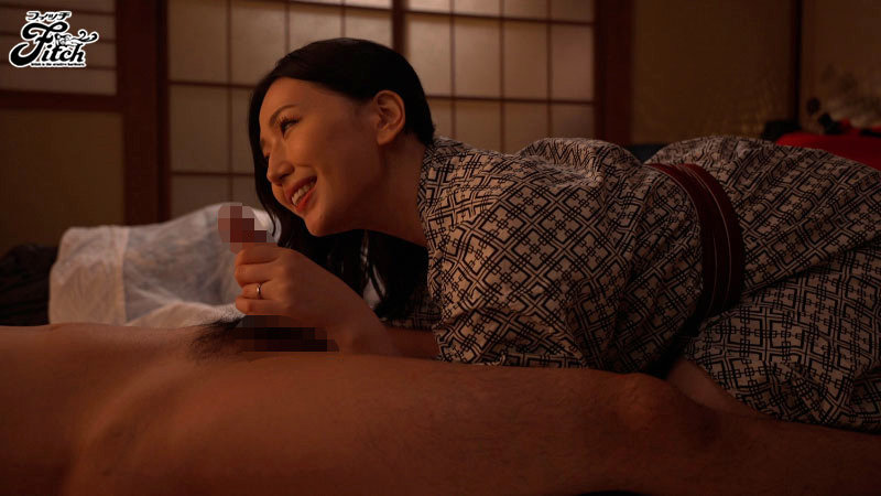修学旅行で爆乳の人妻女教師にねっとり調教され生バイブにされた僕 佐山愛