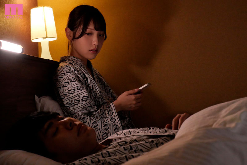 最近ナンパされた男と温泉旅行で独身最後の想い出にハメてみたら… 絶倫チ●ポがドストライクすぎて結婚後も友達のふりしてこっそり浮気中出し 白桃はな