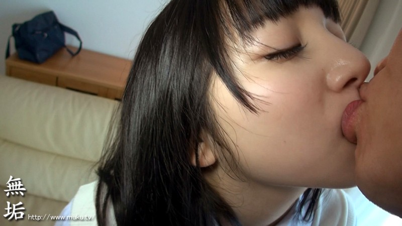 色白つるつるパイパン少女 汗だく中出しデビュー 感じまくると汗だくでイキまくる敏感少女見つけました なな