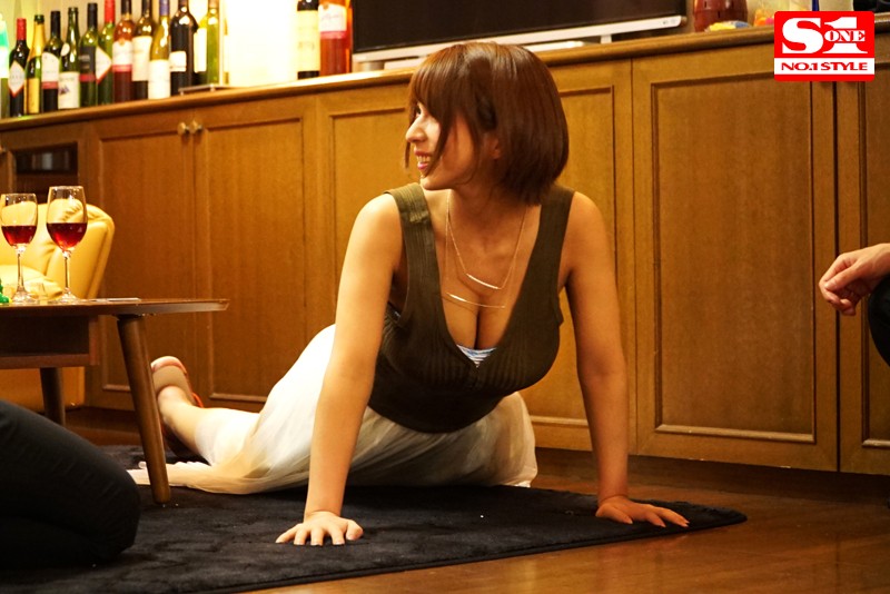 相席居酒屋でナンパした巨乳美女2人をお持ち帰り。Hな王様ゲームで気を緩ませたらガードの堅い女友達も誘って夢の4Pセックスできるか