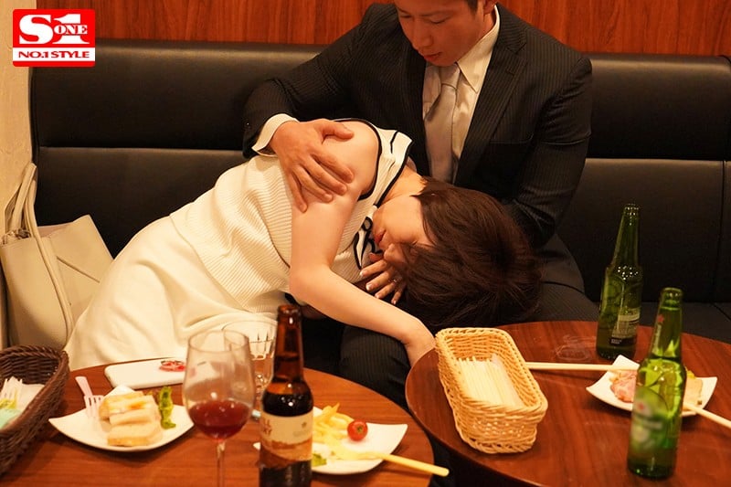 目覚めたら元カレが横に…-同窓会NTR- 夫を忘れハメをはずした絶倫人妻の一夜。 奥田咲