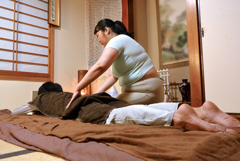 マッサージ師の美熟女おばさんに勃起を見られ性欲処理してもらった…4時間