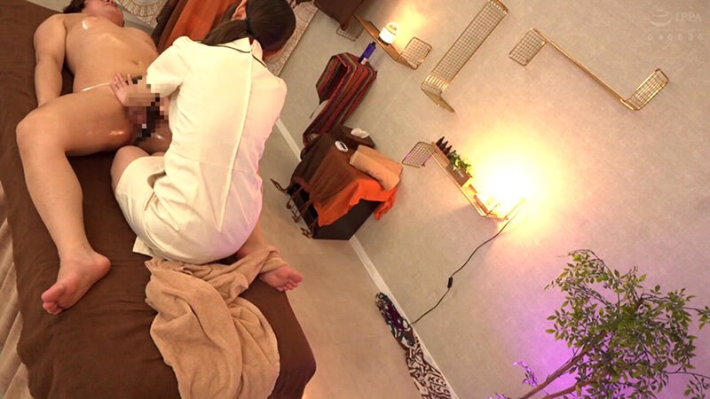 リンパマッサージでガマンできずに綺麗なおねえさんのカラダを強引に弄りまくってたら感じてるようだったのでダメ元でお願いしたらヤラせてくれたッ！！ 6