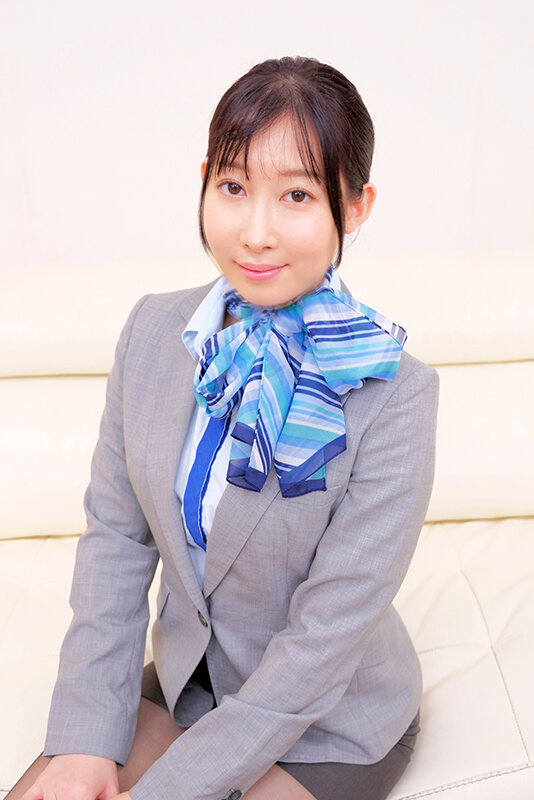 航空会社勤務の現職キャビンアテンダントさん!女性経験無しのシャイな童貞の悩みを解決してもらえませんか? フル勃起した童貞チ○ポにフライト帰りでムラムラしてるCAさんが赤面発情!? みずきさん