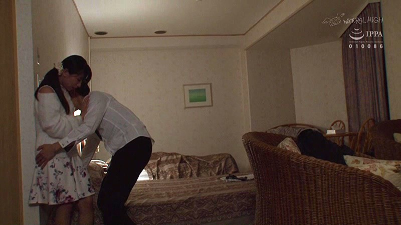 布団の中の密着ピストンでねっとり膣奥を突かれ夫に声をかけられずイキ堕ちた敏感妻は何度も絶頂を求める