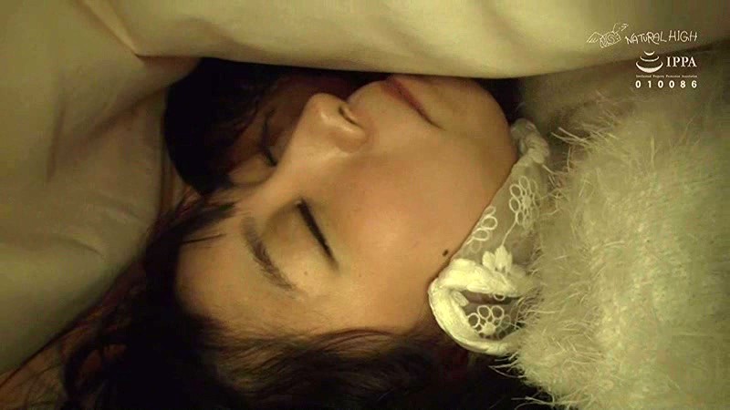 布団の中の密着ピストンでねっとり膣奥を突かれ夫に声をかけられずイキ堕ちた敏感妻は何度も絶頂を求める