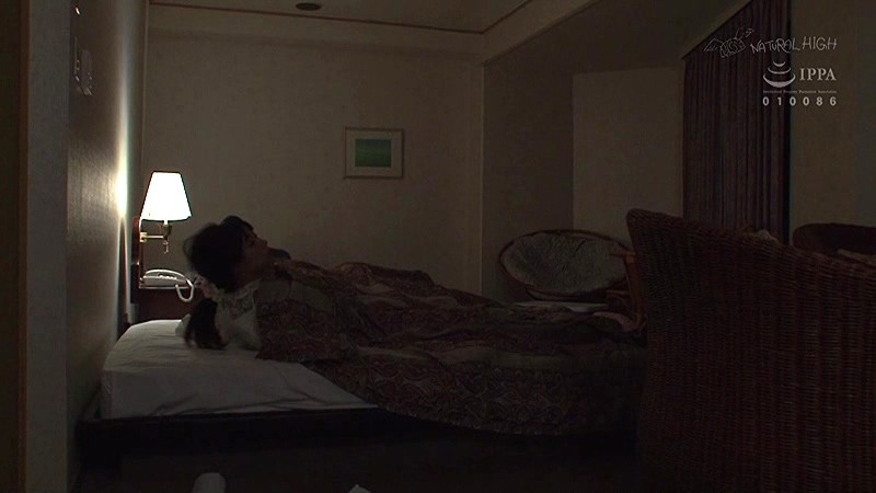 布団の中の密着ピストンでねっとり膣奥を突かれ夫に声をかけられずイキ堕ちた敏感妻は何度も絶頂を求める