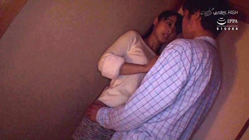 布団の中の密着ピストンでねっとり膣奥を突かれ夫に声をかけられずイキ堕ちた敏感妻は何度も絶頂を求める