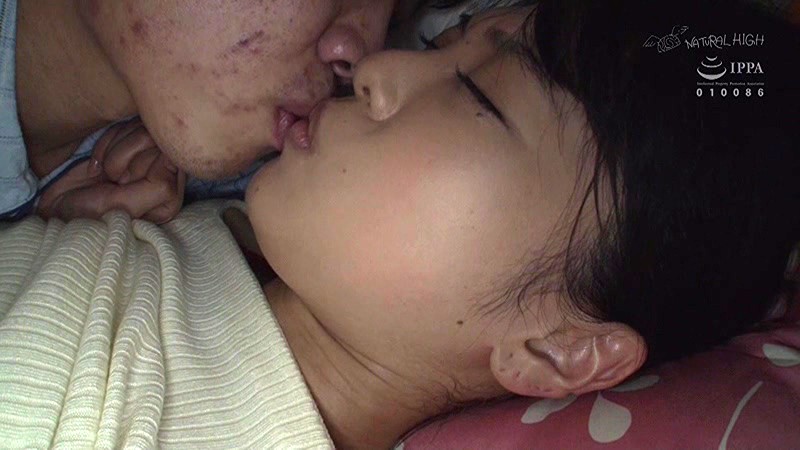 布団の中の密着ピストンでねっとり膣奥を突かれ夫に声をかけられずイキ堕ちた敏感妻は何度も絶頂を求める